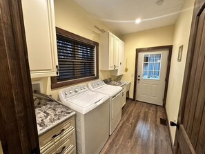 Interior - Cozy Retreat - Hot tub - Fire Pit - Game Room - 4 King Bedrooms (Shenandoah)