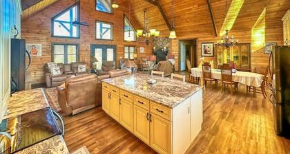 Cozy Retreat - Hot tub - Fire Pit - Game Room - 4 King Bedrooms