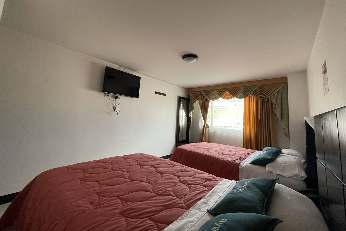 Economy-Vierbettzimmer | Schreibtisch, kostenloses WLAN, Bettwäsche