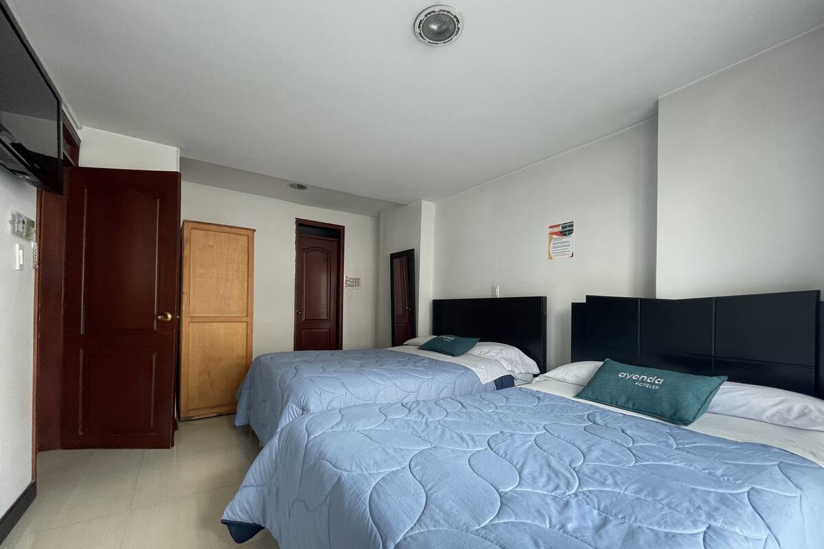 Exclusive-Vierbettzimmer | Schreibtisch, kostenloses WLAN, Bettwäsche