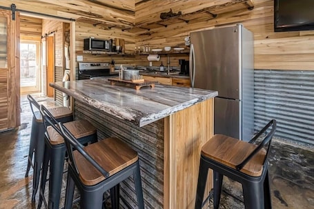 Fridge, microwave, oven, stovetop. Shawnee Forest, Steps to the River, Tiny Cabin with boutique charm