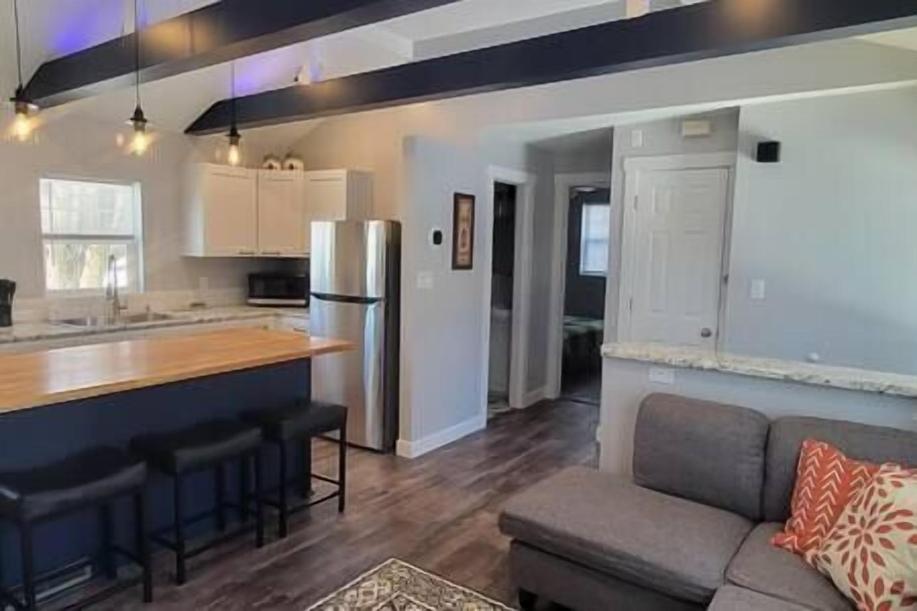 Pine Tree Corner Bungalow near airport & downtown, Newly remodled and close to downtown Des Moines