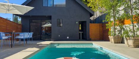 Piscina a l'aire lliure i piscina climatitzada