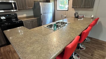 雪櫃、微波爐、焗爐、爐具