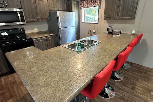 Een koelkast, een microgolfoven, een oven, een kookplaat