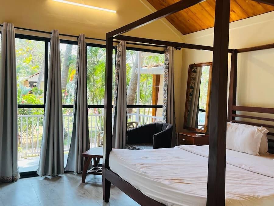 Habitació superior, vistes a la piscina | Mobiliari individual i escriptori