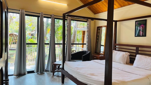 Superior-Zimmer, Poolblick | Individuell eingerichtet, Schreibtisch, laptopgeeigneter Arbeitsplatz