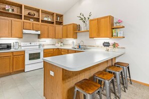 Fridge, microwave, oven, stovetop - Minne-GetAway: Modern Cottage (North Saint Paul)