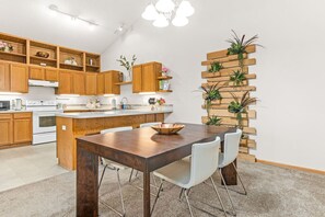 Dining - Minne-GetAway: Modern Cottage (North Saint Paul)