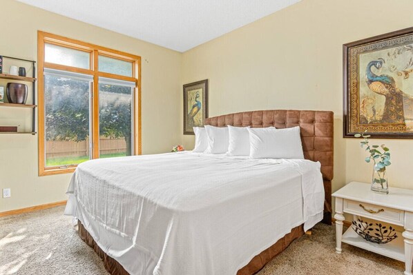 2 soverom, skrivebord, strykejern/-brett og wi-fi