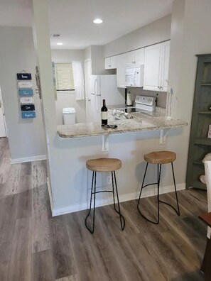 Micro-ondes, four, plaque de cuisson, lave-vaisselle