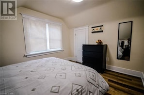3 bedrooms, desk, iron/ironing board, free WiFi - Cozy 3 Bedroom Hideaway Cottage Minutes From The Falls & Complimentary Breakfast (Niagara Falls)