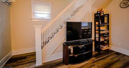 Cozy 3 Bedroom Hideaway Cottage Minutes From The Falls & Complimentary Breakfast