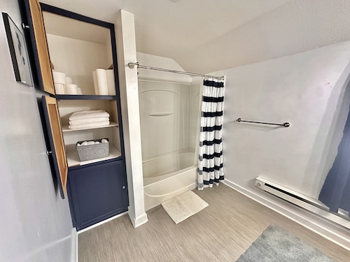 Cozy & Convenient Duplex, Near Downtown