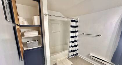 Cozy & Convenient Duplex, Near Downtown