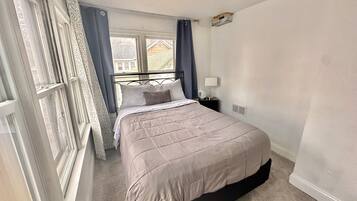 2 chambres, coffres-forts dans les chambres, bureau