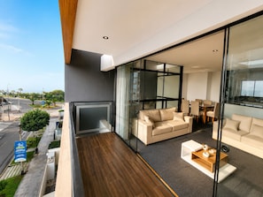 Terrace/patio - Prime Location with Nice Views and Beach Access. Parking available - Fast Wi-Fi. (Miraflores)
