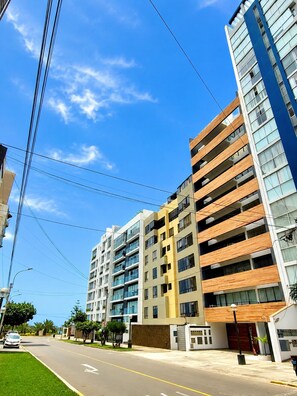 Exterior - Prime Location with Nice Views and Beach Access. Parking available - Fast Wi-Fi. (Miraflores)