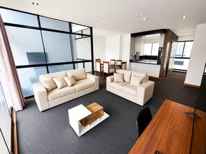 Smart TV - Prime Location with Nice Views and Beach Access. Parking available - Fast Wi-Fi. (Miraflores)