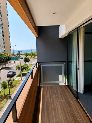 Property grounds - Prime Location with Nice Views and Beach Access. Parking available - Fast Wi-Fi. (Miraflores)