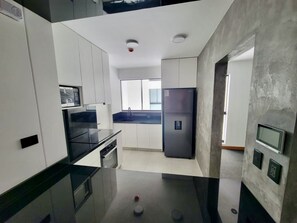 Kühlschrank, Mikrowelle, Ofen, Herdplatte