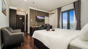 Dobbeltrom – deluxe, balkong, byutsikt | Sengetøy av topp kvalitet, minibar og safe på rommet