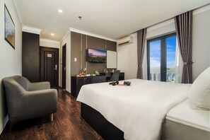 Chambre Double Deluxe, balcon, vue ville | Literie de qualité supérieure, minibar, coffres-forts dans les chambres