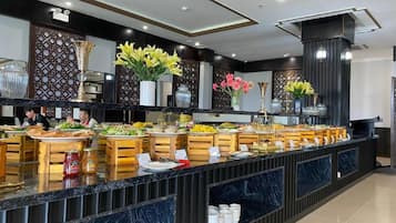 每日供应当地美食早餐(每人 VND 1)
