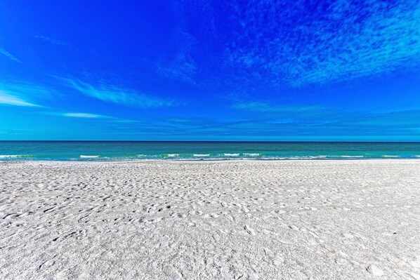 På stranden