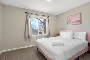 3 chambres, fer et planche à repasser, Wi-Fi, draps fournis