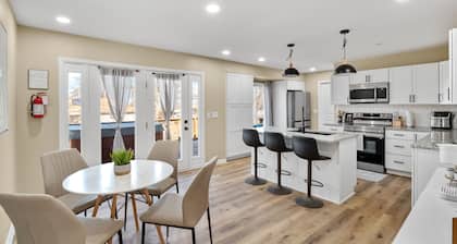 Newly Renovated House only 4 minutes to Arrowhead Stadium!! Newly remodeled home