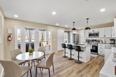 Newly Renovated House only 4 minutes to Arrowhead Stadium!! Newly remodeled home