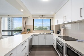 Fridge, microwave, oven, stovetop - Absolute beachfront - Royal Palms (Gold Coast)