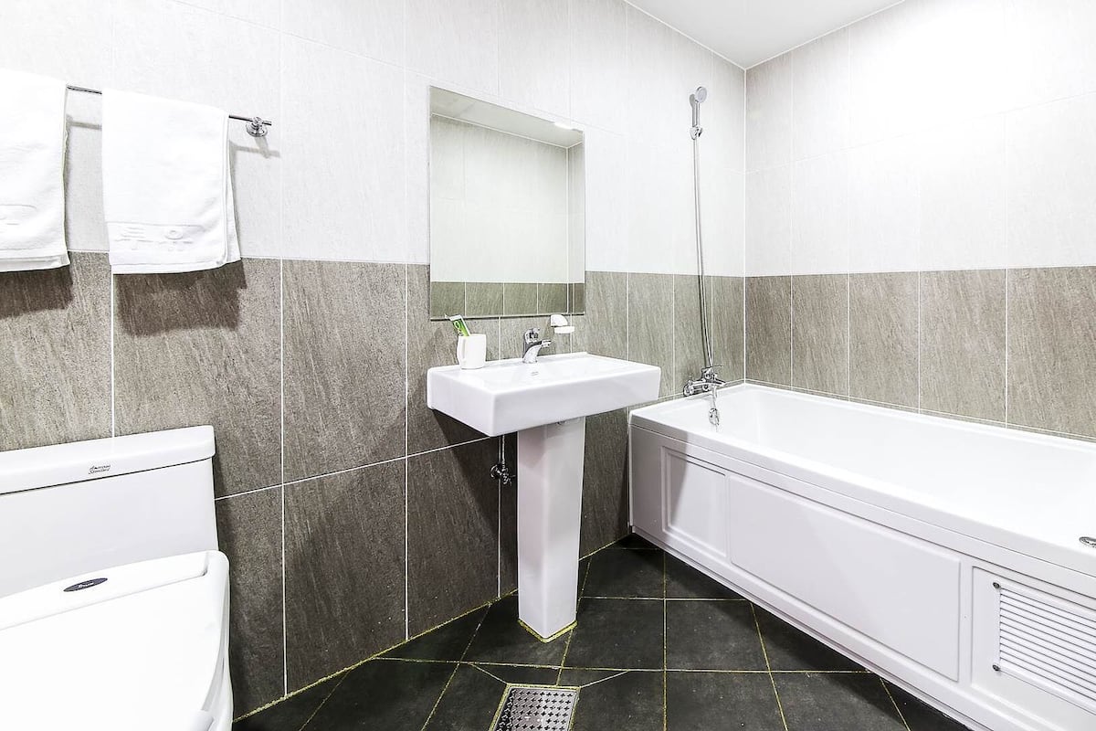 Business Room | Bathroom