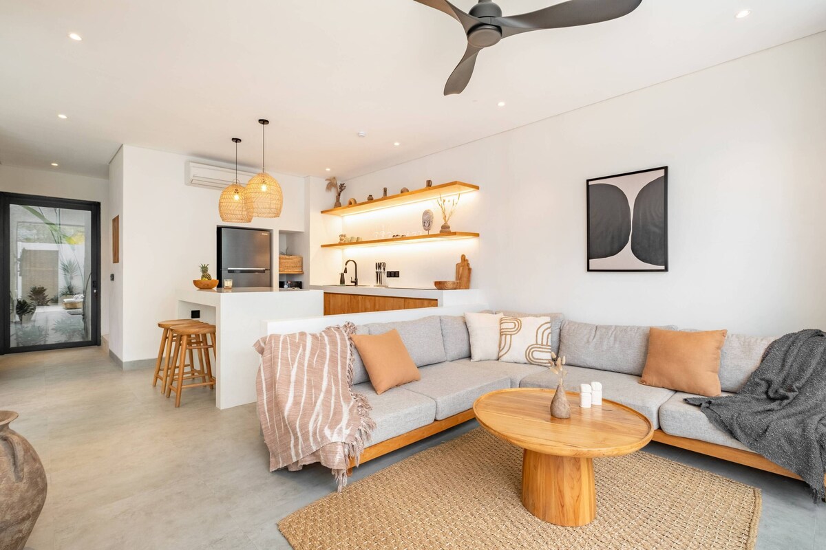 Villa, 1 Bedroom | Living room | 50-inch TV with cable channels