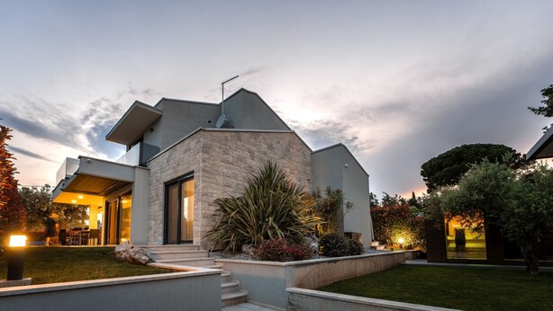 A modern house with a stone facade, a large front door, and a well-maintained garden. - Villa Panamera (Istria - Poreč) (Poreč)