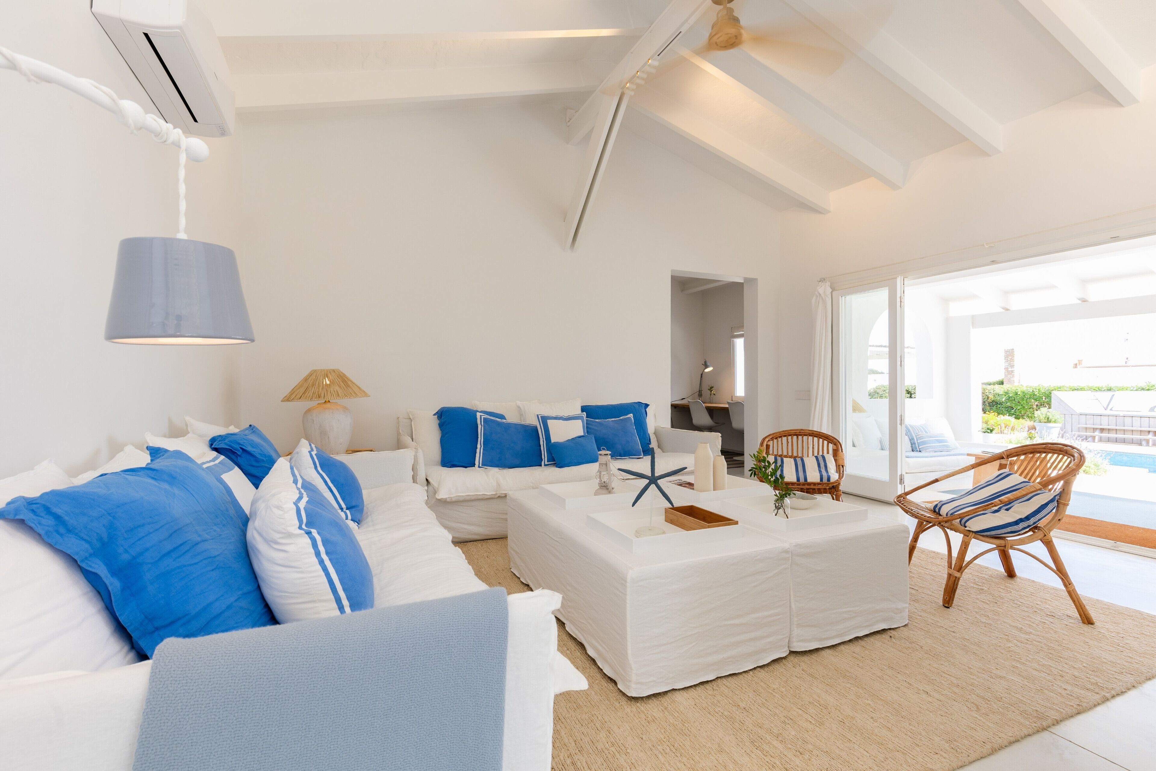 Televisie en een open haard