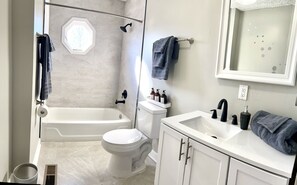 Shower, hair dryer, towels, soap - Stay & Play in historic Fall Creek Place Downtown Indianapolis! (Indianapolis)