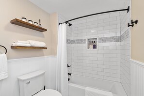 Hair dryer, towels, soap, shampoo - Welcome to the Boar's Nest, walking distance to Noblesville town square (Noblesville)