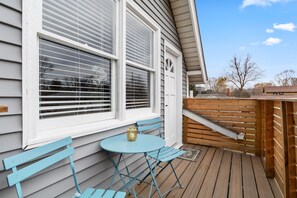 Outdoor dining - Welcome to the Boar's Nest, walking distance to Noblesville town square  (Noblesville)