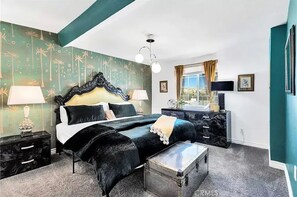 5 camere, una cassaforte in camera, una scrivania, ferro/asse da stiro