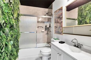 Chuveiro, produtos de toalete biodegradáveis, secador de cabelo 