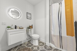 Dusj, hårføner, håndklær og såpe