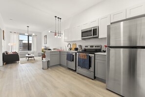 Kylskåp, mikrovågsugn, ugn och spishäll