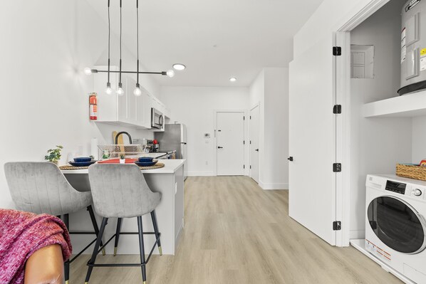 Kylskåp, mikrovågsugn, ugn och spishäll