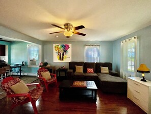 Smart-tv, eldstad och böcker