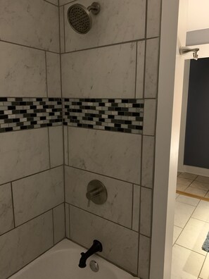 Hårtork, handdukar, tvål och schampo