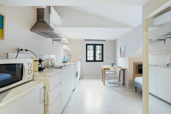 Fridge, microwave, oven, coffee/tea maker