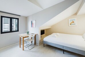 Iron/ironing board, Internet, bed sheets