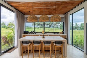 Huvila | Yksityinen keittiö | Jääkaappi, mikroaaltouuni, uuni, liesi